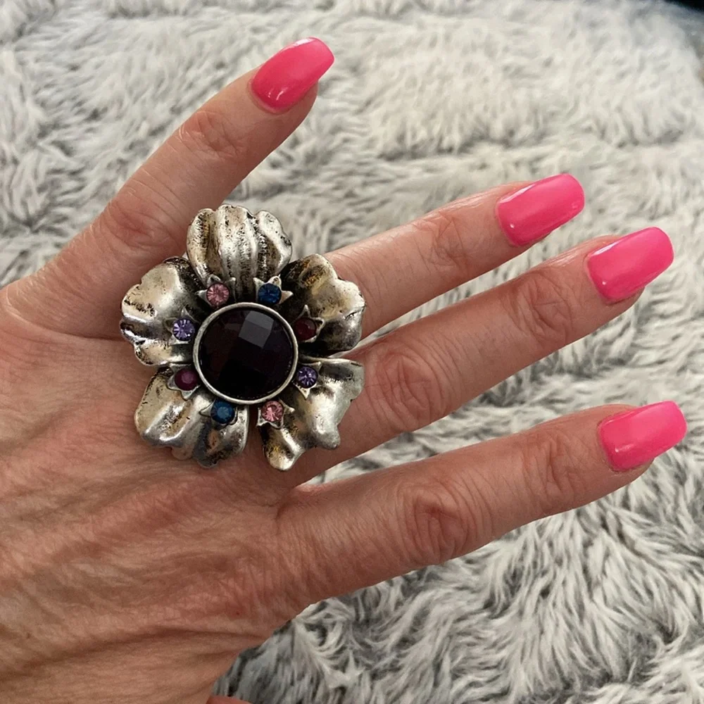 Beautiful silver tone flower 🌸 ring stretch band size 6.5 + - Picture 11 of 13